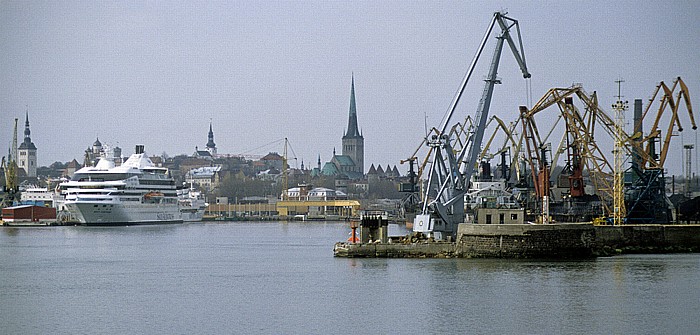 Fähre Tallinn - Helsinki: Blick auf den Hafen und die Altstadt von Tallinn Tallinn 1993