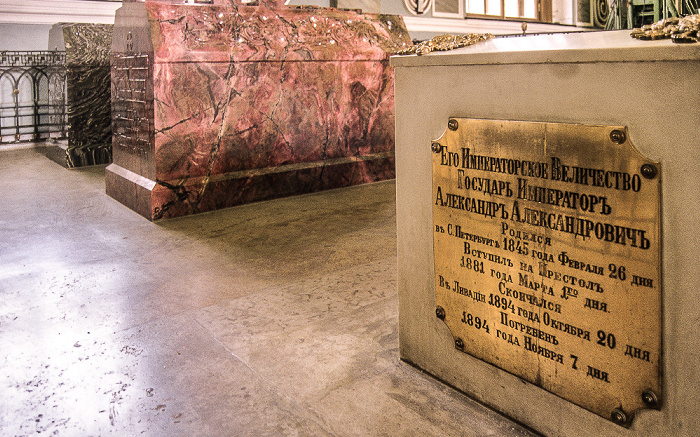 Peter-und-Paul-Kathedrale (Петропавловский собор): Sarkophage von Alexander II. und seiner Frau (im Hintergrund) Sankt Petersburg