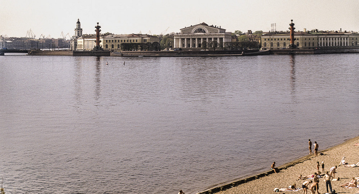 Blick von der Peter-und-Paul-Festung (Петропавловская крепость): Petropawlowskij-Strand (Петропавловский пляж), Newa (Нева) Sankt Petersburg