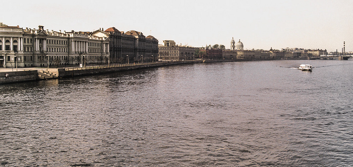 Blick von der Börsenbrücke (Биржевой мост): Kleine Newa (Малая Нева), Makarova-Ufer (набережная Макарова) Sankt Petersburg