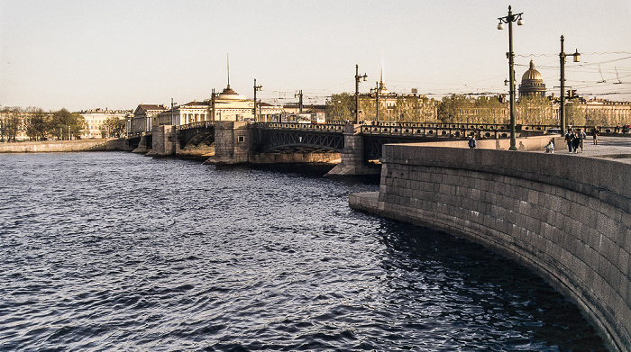 Große Newa (Большая Нева) mit der Palastbrücke (Дворцовый мост) Sankt Petersburg