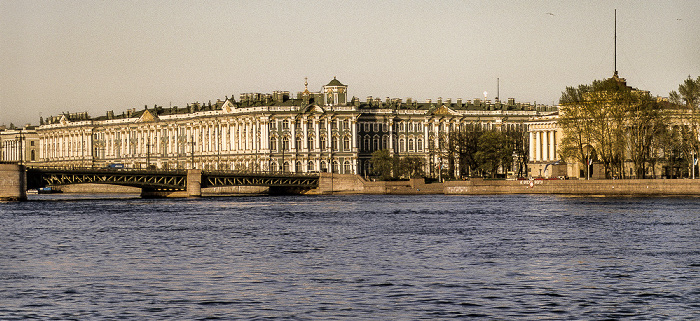 Blick vom Universitätsufer (Университетская набережная): Große Newa (Большая Нева), Palastbrücke (Дворцовый мост), Winterpalast (Зимний дворец) (Eremitage (Государственный Эрмитаж)) Sankt Petersburg