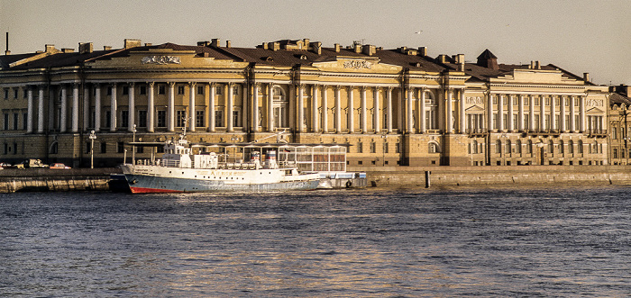 Blick vom Universitätsufer (Университетская набережная): Große Newa (Большая Нева), Gebäude des Senats und Synods Sankt Petersburg