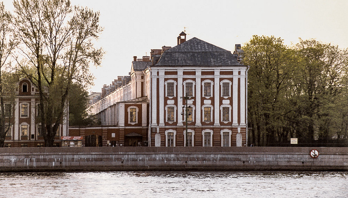 Blick vom Admiralitätsufer (Адмиралтейская набережная): Große Newa (Большая Нева), Universitätsufer (Университетская набережная), (Двeнaдцaть Коллегий) Sankt Petersburg