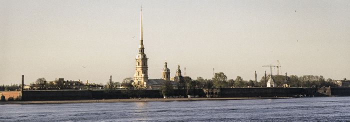 Blick vom Palastufer (Дворцовая набережная): Newa (Нева), Peter-und-Paul-Festung (Петропавловская крепость) mit der Peter-und-Paul-Kathedrale (Петропавловский собор) Sankt Petersburg