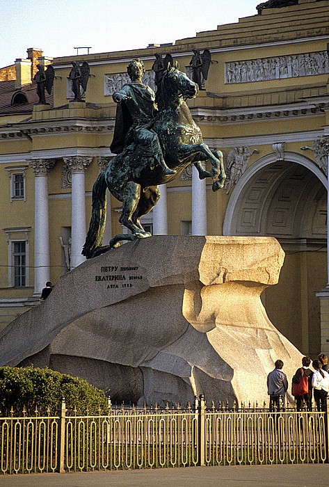 Sankt Petersburg Senatsplatz (ehem. Dekabristenplatz): Eherner Reiter (Reiterstandbild des Zaren Peter der Große) Gebäude des Senats und Synods