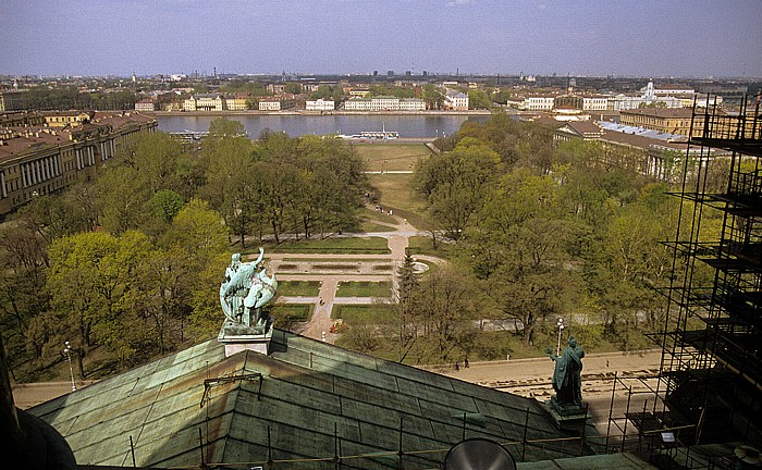 Sankt Petersburg Blick von der Isaakskathedrale: Senatsplatz (ehem. Dekabristenplatz), Newa, Universitätsufer Admiralität Gebäude des Senats und Synods