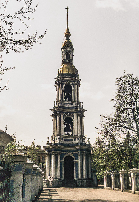 Nikolausgarten (Никольский сад): Glockenturm der Nikolaus-Marine-Kathedrale (Никольский морской собор) Sankt Petersburg
