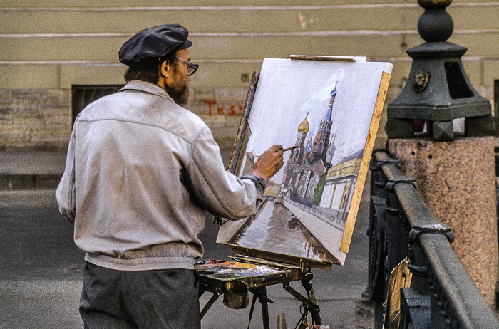 Italienische Brücke (Итальянский мост): Maler mit Gemälde der Auferstehungskirche (Собор Воскресения Христова на Крови) Sankt Petersburg