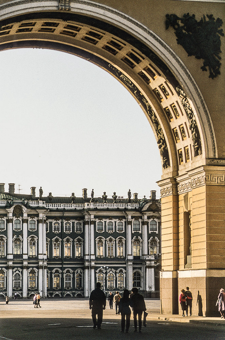 Gebäude des Generalstabs (Главный штаб) (Durchfahrtsbogen), Palastplatz (Дворцовая площадь), Winterpalast (Зимний дворец) (Eremitage (Государственный Эрмитаж)) Sankt Petersburg