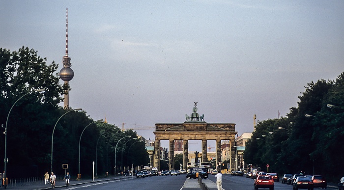 Tiergarten / Mitte: Straße des 17. Juni, Brandenburger Tor, Pariser Platz, Unter den Linden Berlin 1994