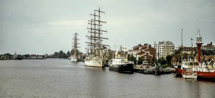 Blick von der Kaiser-Wilhelm-Drehbrücke: Ems-Jade-Kanal mit Museumsschiffen Wilhelmshaven