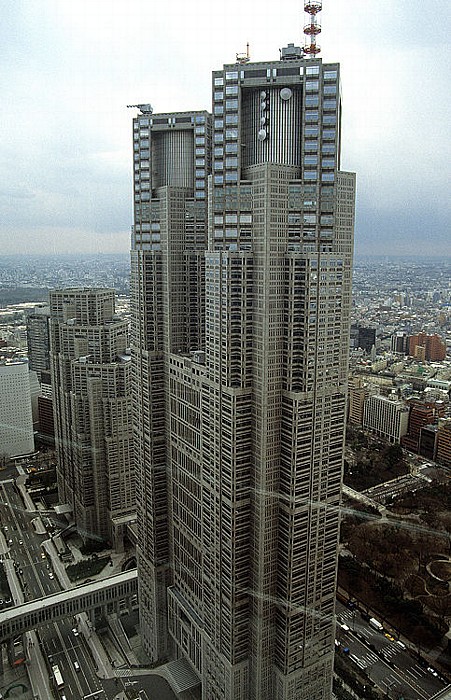 Blick vom Shinjuku Sumitomo Building: Tokyo Metropolitan Government Building (Rathaus) Tokio