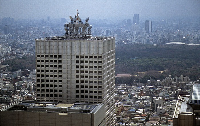 Blick vom Shinjuku Sumitomo Building: KDDI Building Tokio