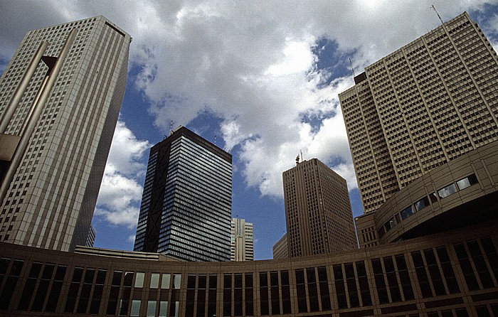Tokyo Metropolitan Assembly Building (vorne) Tokio