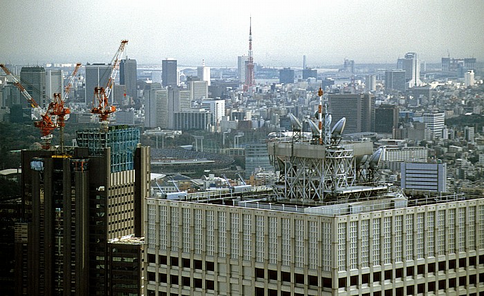 Blick vom Tokyo Metropolitan Government Building (Rathaus): KDDI Building Tokio