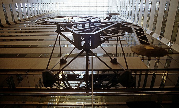 Shinjuku NS Building: Pendeluhr Tokio