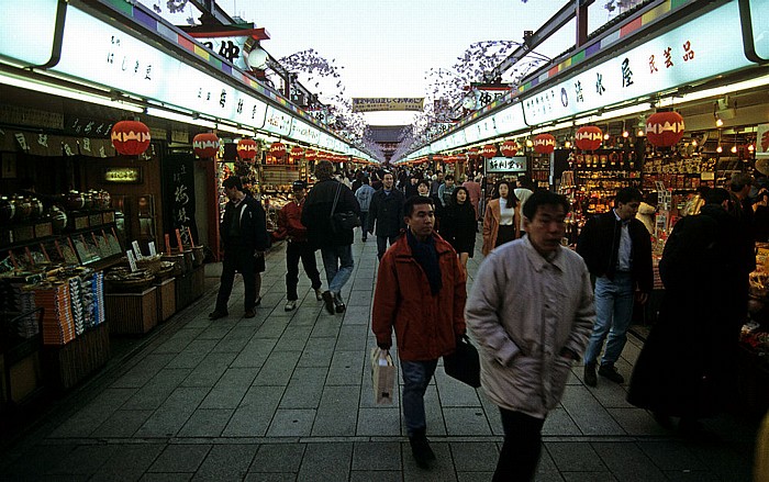 Nakamise-dori: Einkaufsstraße zwischen Kaminarimon-Tor und Senso-ji Tokio