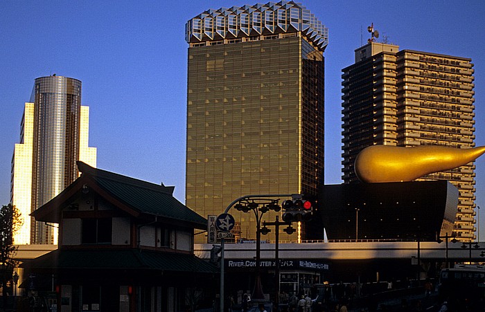 Tokio V.l.: Sumida Ward Office, Asahi Beer Tower (Zentrale der Asahi-Brauerei), River Pier Azumabashi Life Tower Asahi Beer Hall Ashai-Flamme