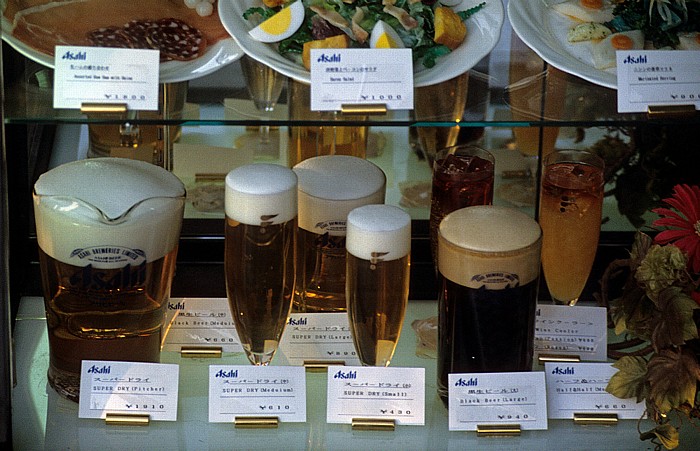 Tokio Asahi Beer Hall: Shokuhin-Sanpuru (Lebensmittelbeispiel, d.h. nachgemachte Nahrungsmittel aus Plastik oder Wachs)