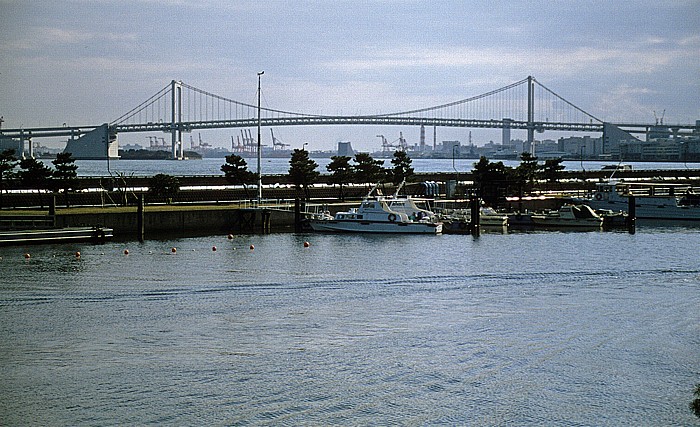 Blick vom Hama-Rikyu-Garten: Bucht von Tokio mit der Rainbow Bridge Tokio