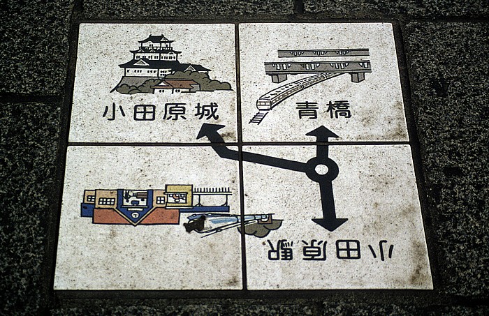Wegweiser zur Burg Odawara und Bahnhof Odawara