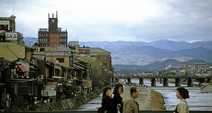 Kyoto Blick von der Shijo Ohashi-Brücke: Fluss Kamo (Kamogawa) Ponto-cho
