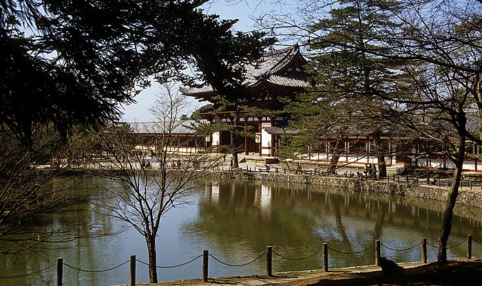 Nara Todaiji-Tempel: Chu-mon-Tor, Kagami-ike-Teich