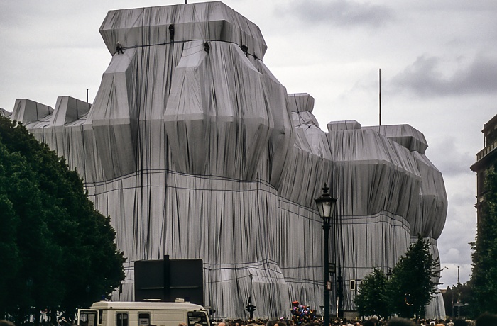 Verhülltes Reichstagsgebäude Berlin 1995