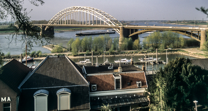 Blick vom Valkhof: Lindenberghaven, Waal mit Waalbrug Nijmegen