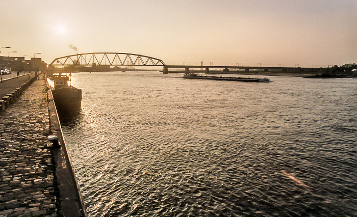 Waalkade, Waal Spoorbrug, Nijmegen Nijmegen