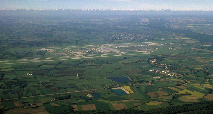 Bayern - Landkreis Freising Flughafen Franz Josef Strauß Luftbild aerial photo