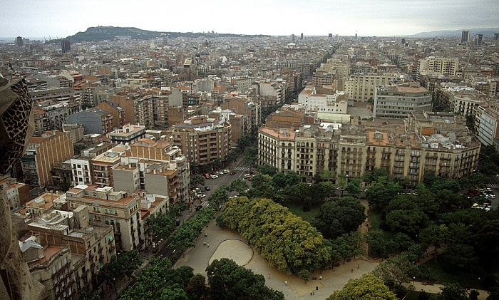 Barcelona Blick von der Sagrada Familia (Temple Expiatori de la Sagrada Família): Ciutat Vella Montjuic