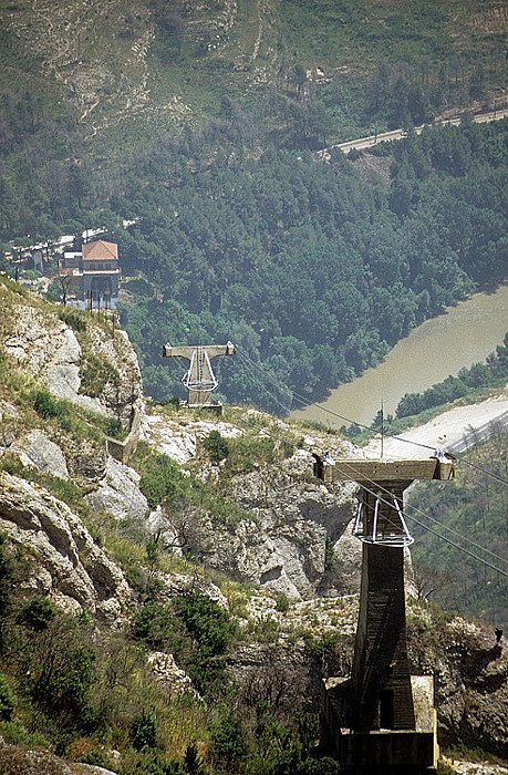 Blick vom Benediktinerkloster Monestir Santa Maria de Montserrat (Monasterio de Montserrat) Kloster Santa Maria de Montserrat Montserrat-Seilbahn