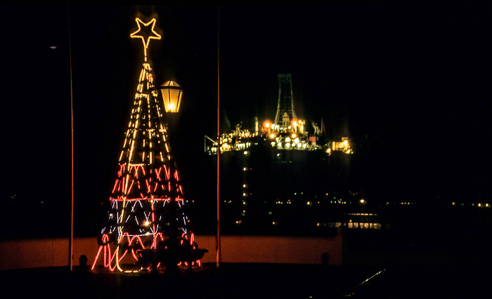 Simon's Town Weihnachtsbaum, dahinter eine Ölbohrinsel