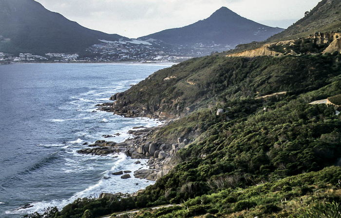 Kap-Halbinsel Chapman's Peak Drive, im Hintergrund Hout Bay und Kleiner Löwenkopf