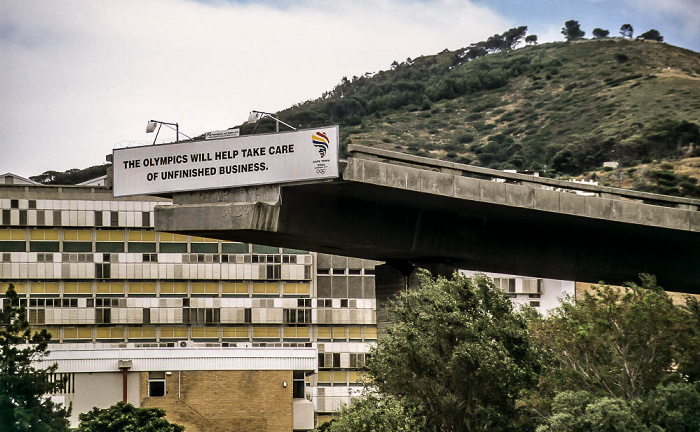 Kapstadt City Centre: Unfvollendete Brücke, dahinter der Löwenkopf