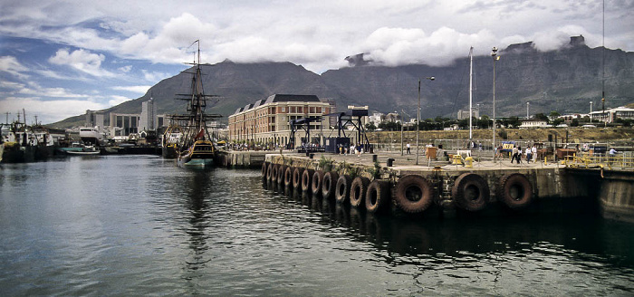 Kapstadt Victoria and Alfred Waterfront, dahinter der Tafelberg