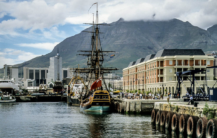 Victoria and Alfred Waterfront, im Hintergrund das Zentrum und der Devil's Peak Kapstadt