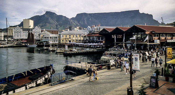 Victoria and Alfred Waterfront, im Hintergrund Devil's Peak und Tafelberg Kapstadt