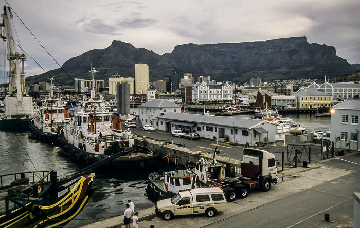 Kapstadt Blick vom Balkon des Hard Rock Cafes: Victoria and Alfred Waterfront Devil's Peak Tafelberg
