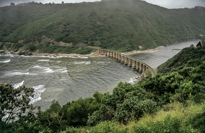 Blick vom Dolphin Point: Mündung des Kaaimans River in den Indischen Ozean, Eisenbahnbrücke Wilderness