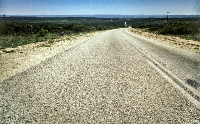 Straße auf dem Weg zum Addo-Elefanten-Nationalpark