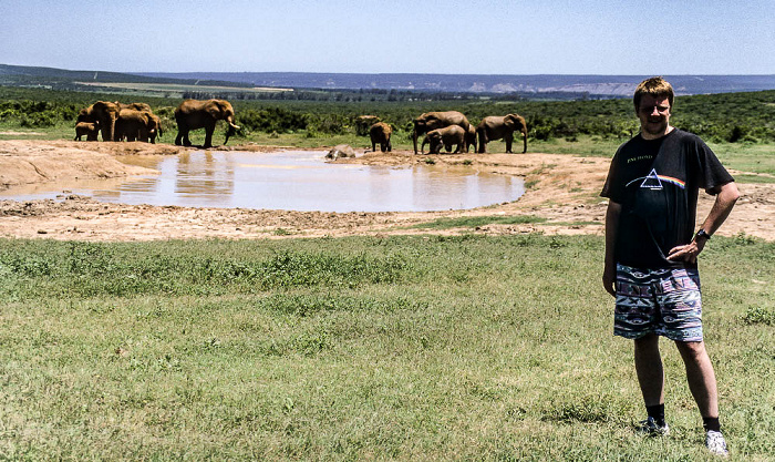 Jürgen vor Elefantenherde am Wasserloch Addo-Elefanten-Nationalpark