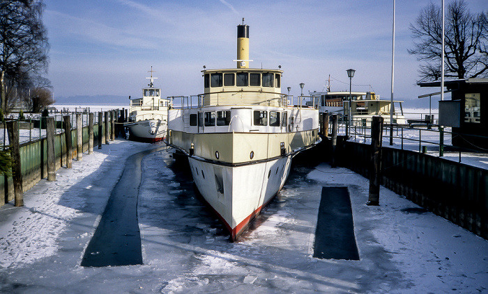 Prien-Stock: Hafen Chiemseeschifffahrt und zugefrorener Chiemsee Prien am Chiemsee