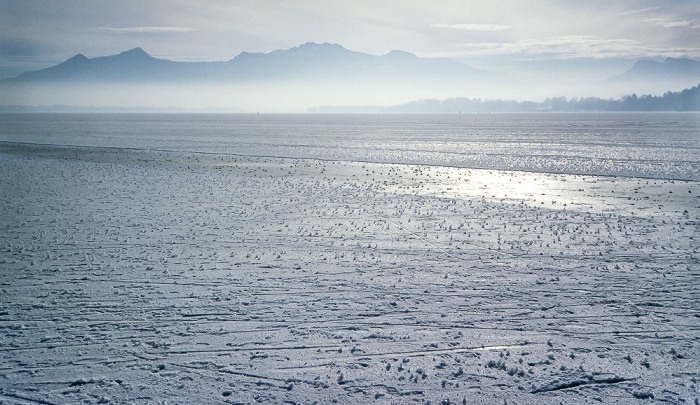 Zugefrorener Chiemsee und Chiemgauer Alpen Chiemsee