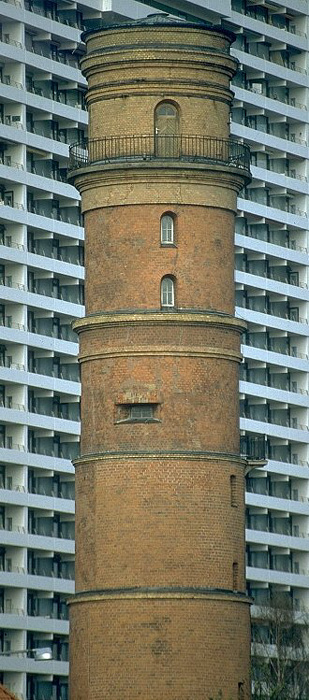 Travemünde: Leuchtturm vor Hotel Maritim Lübeck