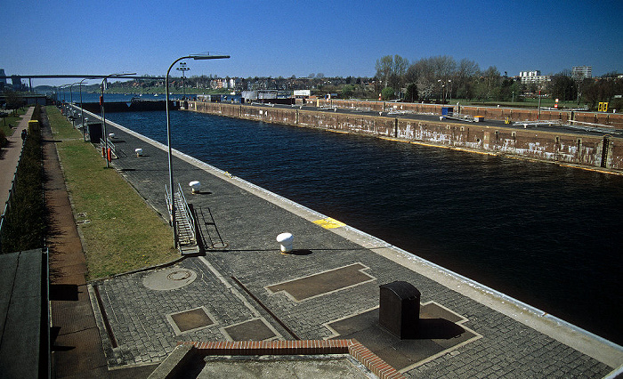 Nord-Ostsee-Kanal: Schleuse Kiel-Holtenau Hochbrücke Kiel-Holtenau