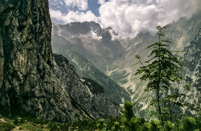 Wettersteingebirge Blick vom Hupfleitenjoch auf Zugspitze und Höllental