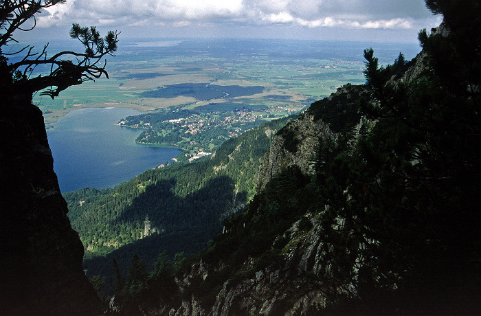 Jochberg Blick auf Kochelsee (mit Loisach) und Kochel